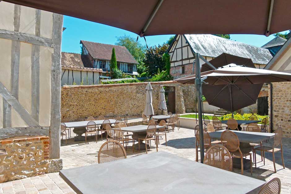 Cour intérieure de l'Auberge du Grand Cerf près de Rouen