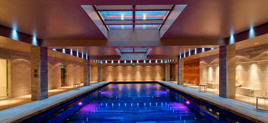 Piscine intérieure de l'Hôtel de Bourgtheroule au centre de Rouen